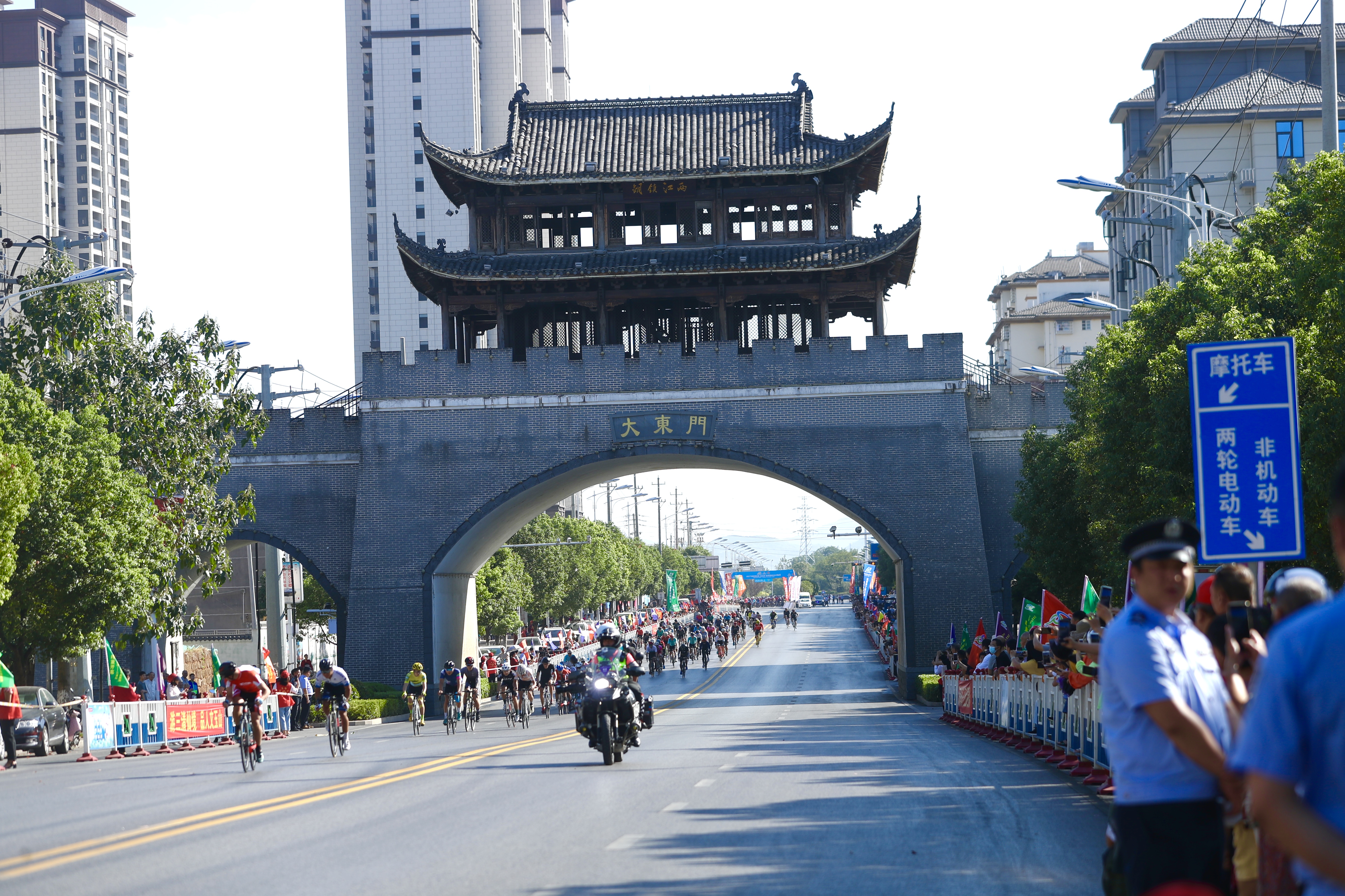 2021環(huán)鄱陽(yáng)湖自行車精英賽在上饒·玉山--三清山鳴槍開(kāi)賽