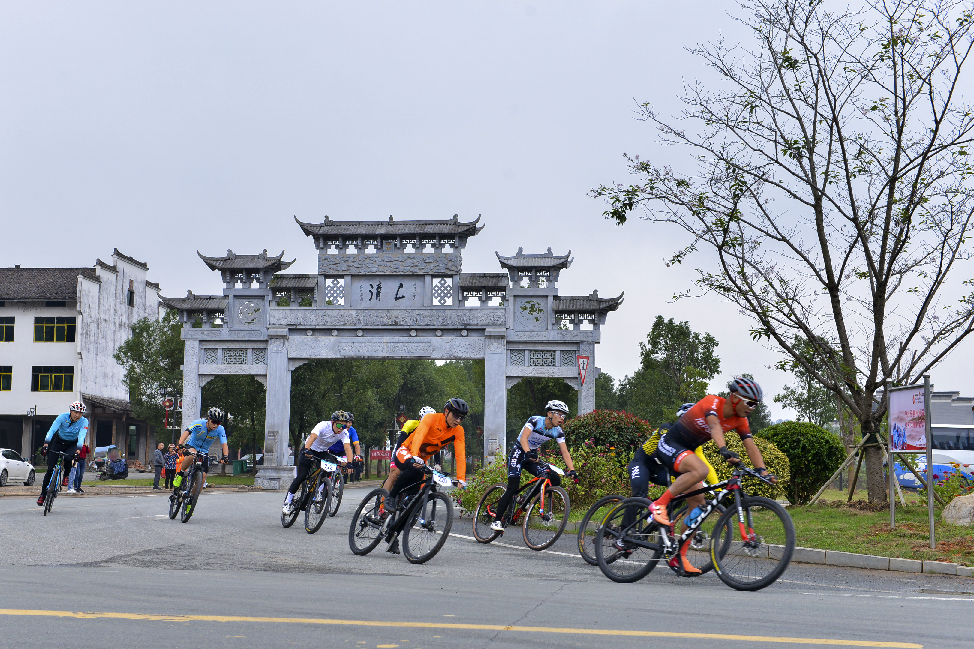 龍虎山上“龍虎斗”—2021環(huán)鄱陽(yáng)湖自行車精英賽鷹潭龍虎山站開(kāi)賽