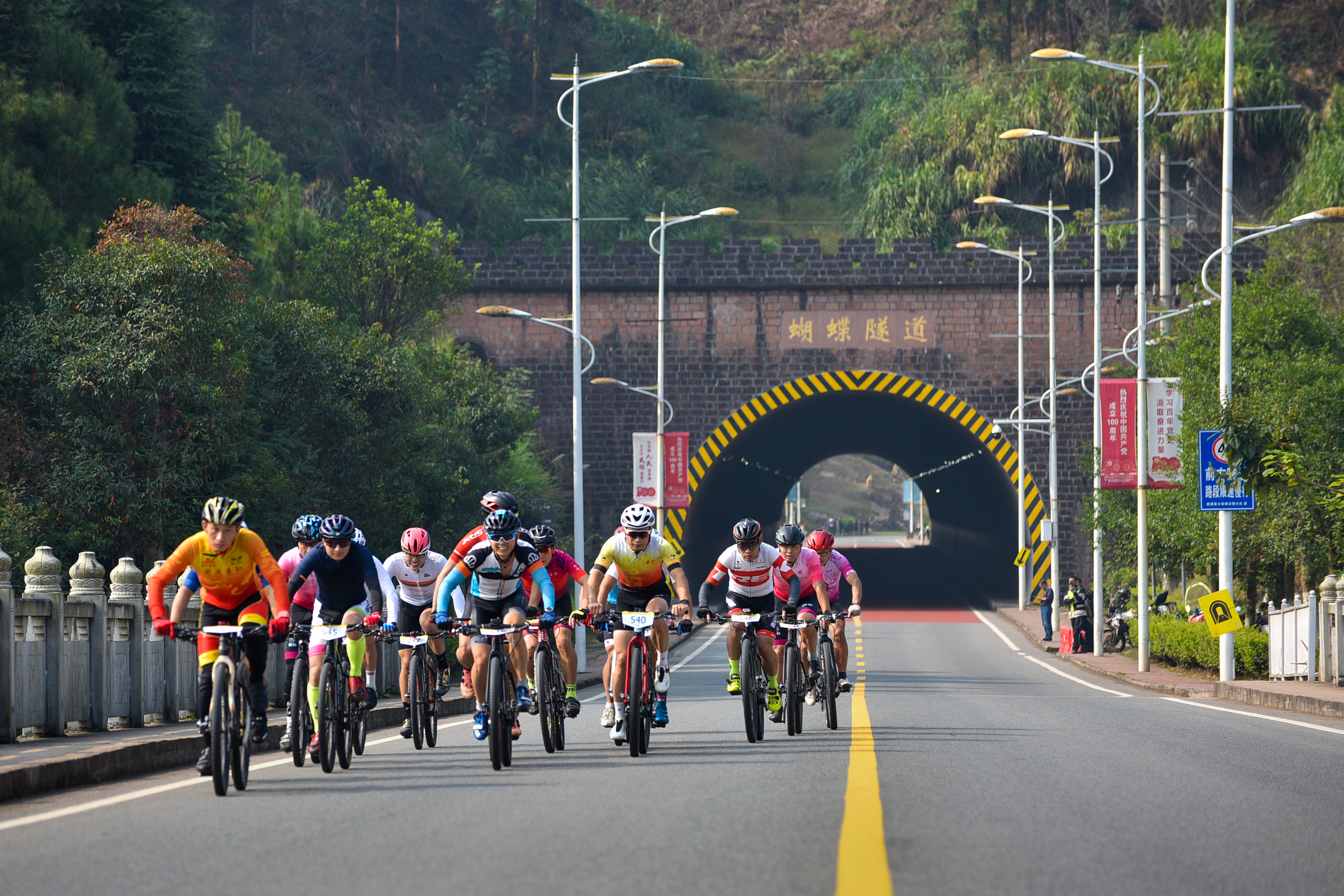 碧水青山勻疊翠 百騎逐云美景隨—2021環(huán)鄱陽(yáng)湖自行車精英賽撫州資溪站開(kāi)賽